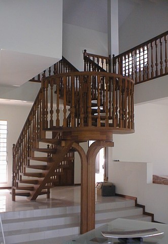 Un spécial escalier à 2 volets avec palier en 1/2 cercle.
