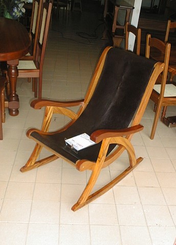 Berceuse  simple assise en cuir  moderne .