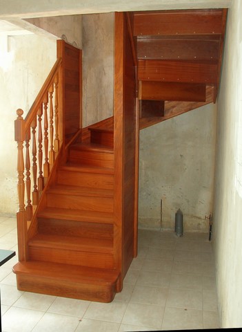 Aménagement possible  sous l'escalier.